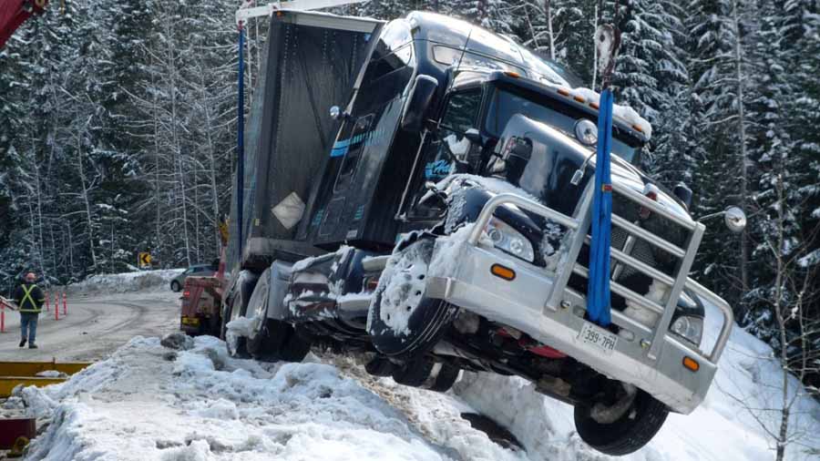 探索频道危险道路纪录片《穿越地狱公路 Highway Thru Hell》第9季