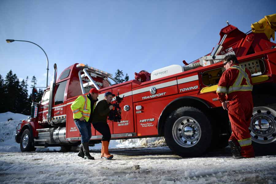 探索频道危险道路纪录片《穿越地狱公路 Highway Thru Hell》第10季