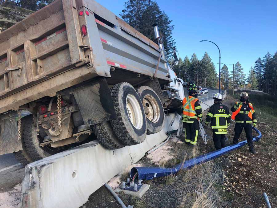 探索频道危险道路纪录片《穿越地狱公路 Highway Thru Hell》第11季