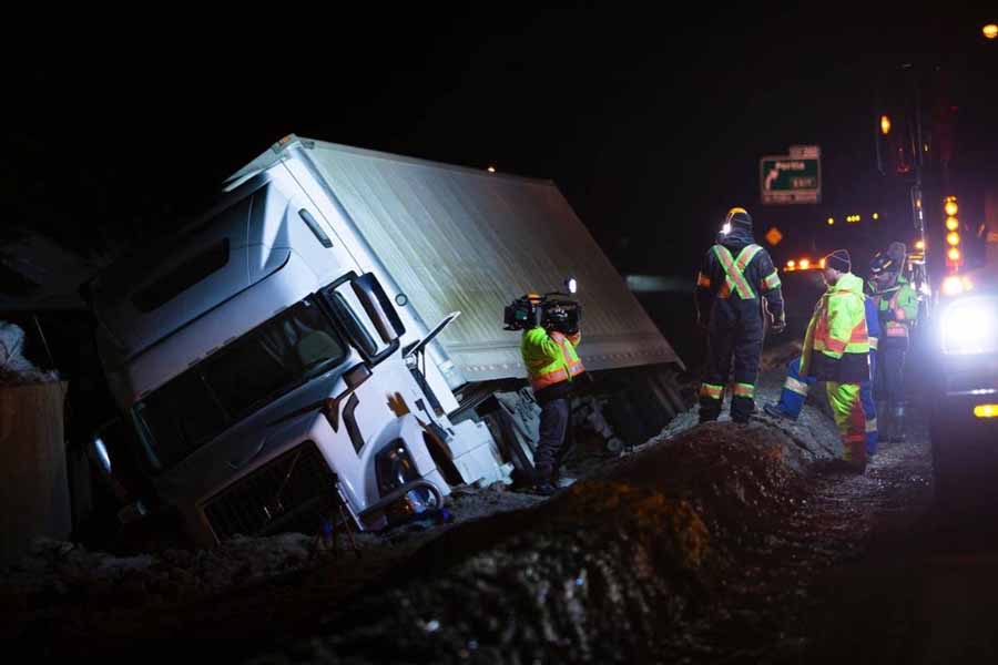 探索频道危险道路纪录片《穿越地狱公路 Highway Thru Hell》第3季全13集中字 纪录片解说素材百度云盘下载 720//MKV/30.8G插图