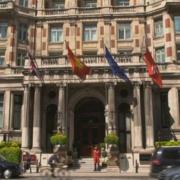 这个酒店太英国 A Very British Hotel插图2