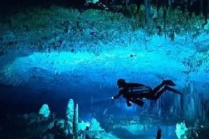 蓝色巴哈马：蓝洞与洞穴 Bahama Blue:Blue Holes And Caves
